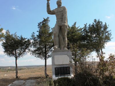 Братская могила советских воинов