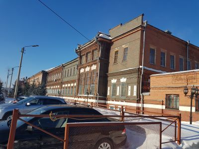 Каменное двухэтажное здание бывшего казенного винного завода конца XIX -начала XX века с фигурным декором из тесанного камня и чугунными литыми решетками на окнах и по фронтону, ныне ликероводочный завод