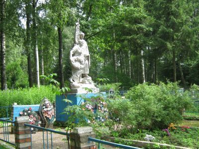 Братская могила 776 воинов Советской Армии, погибших в 1941-1943 гг. в боях с немецко-фашистскими захватчиками. Установлена скульптура