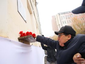 В Якутске открыли мемориальную доску первому директору ГТРК «Саха»