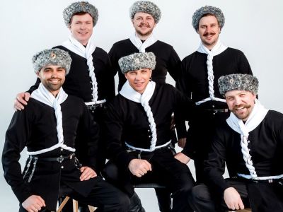 Едут с песней казаки