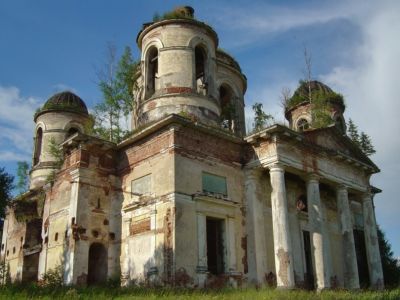 Троицкая церковь с остатками валунной ограды