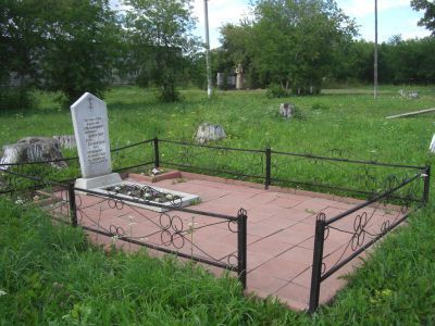 Могила первого директора Усть-Сосновской машинно-тракторной станции В.Е.Перевалова