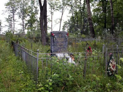 Братское захоронение советских воинов, погибших в 1941-44 гг.