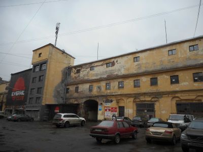 Конюшни с двумя экипажными сараями