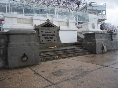 Начало плавучего моста через рейд. Мемориальное обозначение