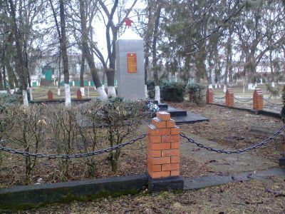 Братская могила красноармейцев, партизан и советских воинов, погибших в годы гражданской и Великой Отечественной войн