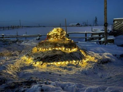 Фотофакт: в Якутии молодой фермер сделала из навоза символ 2025 года