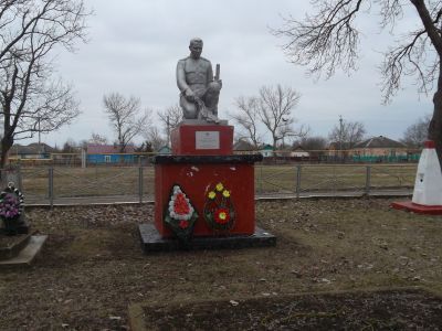 Братская могила советских воинов