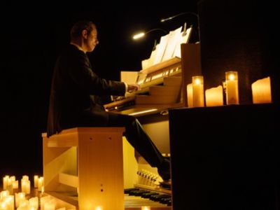 Орган и дудук при свечах