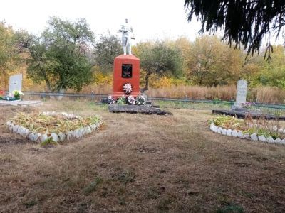Братская могила воинов Советской Армии, погибших в феврале 1943 года. Захоронено 9 человек, установлено фамилий на 4 человека. Скульптура установлена в 1965 году