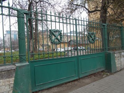 Ограда вдоль Суворовского проспекта между Сушильным корпусом и Главным корпусом