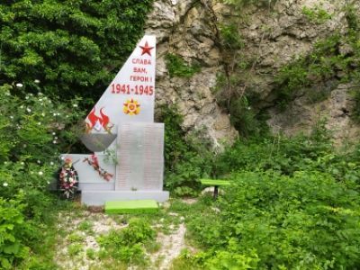 Памятный знак воинам-защитникам "Волчьих ворот", погибшим в боях с фашистскими захватчиками