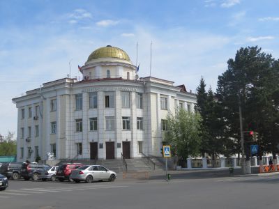 Административные здания Министерства внутренних дел и Комитета государственной безопасности Тувинской АССР, по которым прослеживается движение стилей архитектурной композиции и объемно-планировочной структуры объемов (функционализм, псевдомодерн)