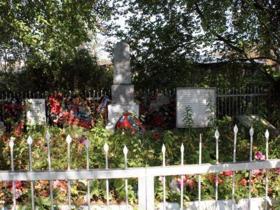 Братское захоронение советских воинов, погибших в 1941-1944 гг.