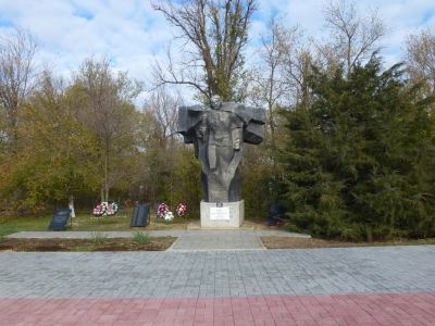 Братская могила советских воинов, погибших в период Сталинградской битвы