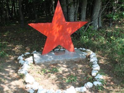 Памятный знак на месте базирования 18-го партизанского отряда