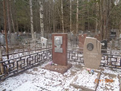 Могила Аврамова Ивана Ивановича (1915-1985 гг.), народного артиста СССР, одного из основоположников Коми национального театра