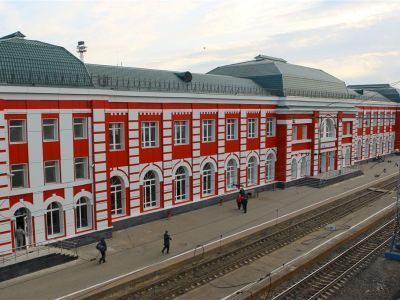 Здание Рузаевского железнодорожного вокзала. 8 мая 1919 г. в г. Рузаевку с агитационно-инструкторским поездом "Октябрьская революция" приезжал председатель ВЦИК М.И.Калинин и выступал перед трудящимися города