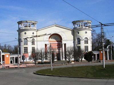 Здание кинотеатра «Симферополь» (архитектор Б.М.Исаев)