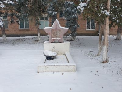 Памятник Петрову и Петренко, зверски убитым кулаками в 1930 году