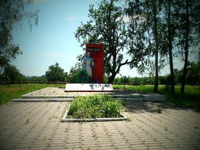 Братская могила советских воинов, погибших в боях с фашистскими захватчиками в 1943 году. Захоронено 40 человек, имена установлены. Скульптура советского воина
