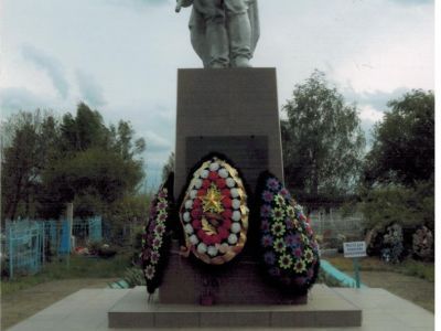 Братская могила советских воинов, погибших в боях с фашистскими захватчиками