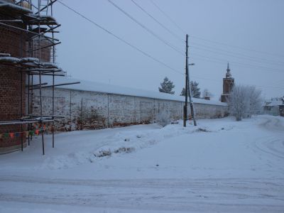 Стены ограды