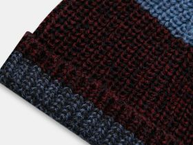 Вязаная шапка с шерстью