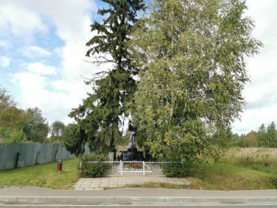 Братская могила советских воинов