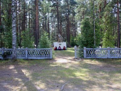 Братское захоронение советских воинов, погибших в 1941-44 гг.