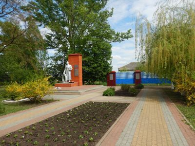 Братская могила советских воинов, погибших в боях с фашистскими захватчиками в 1943 году. Захоронено 38 человек, имена 3 человек установлены. Скульптура советского воина