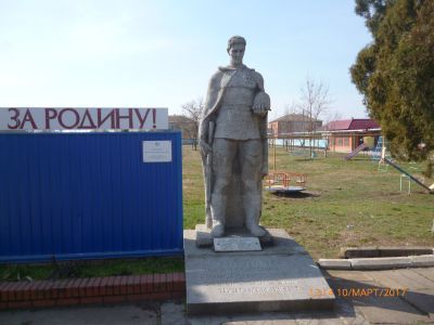 Братская могила советских воинов