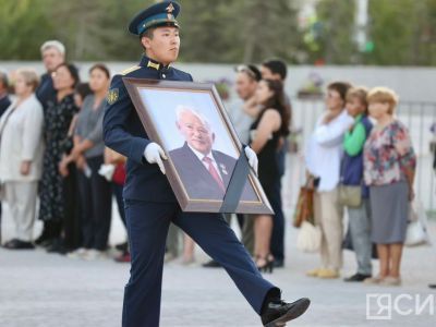 В Якутске завершилась церемония прощания с первым президентом Якутии Михаилом Николаевым