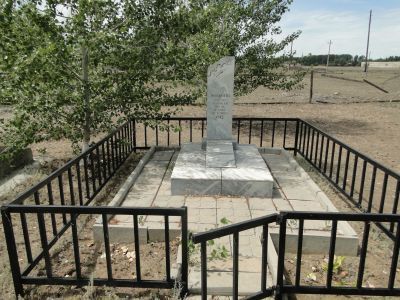 Могила неизвестного летчика, старшего сержанта, погибшего при аварии самолета в 1942 г.