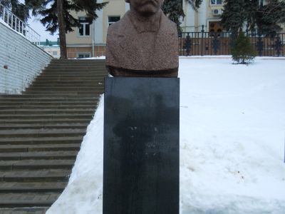 Памятник-бюст выдающемуся мордовскому композитору Л.И. Воинову. Скульптор Т.И. Кожина. Сооружен из гранита