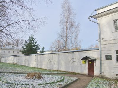 Ограда у домика причта