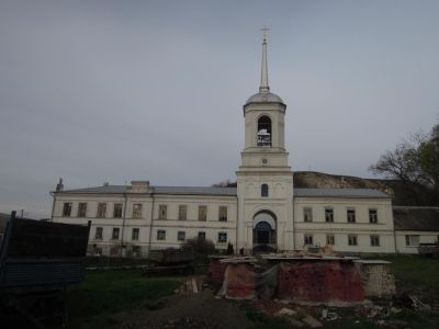Надвратная колокольня с двумя корпусами келий и церковной лавкой