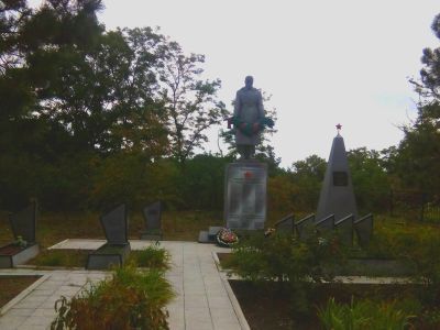 Братская могила воинов Советской Армии, погибших в годы гражданской и Великой Отечественной войн