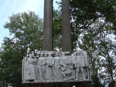 Братская могила советских воинов, погибших в боях с фашистскими захватчиками