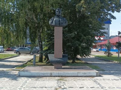 Памятник Дважды Герою Советского Союза, летчику-космонавту СССР Романенко Юрию Викторовичу, установленный 29 мая 1983 года