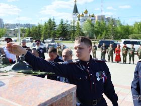 Цветы к памятнику Петру Бекетову возложили в День России