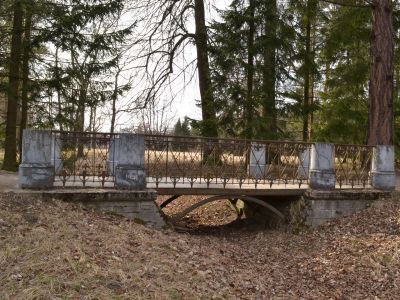 Мостик металлический с мраморными тумбами