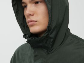 Ветровка с капюшоном свободного силуэта