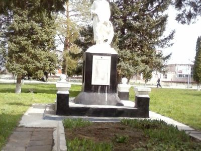 Братская могила красноармейцев, погибших за власть Советов в годы гражданской войны. Установлен обелиск