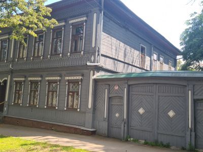 Деревянный жилой дом-гигант с воротами