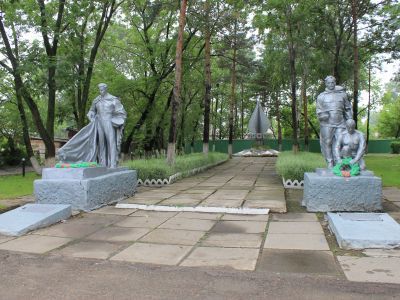 Памятник на братской могиле воинов, погибших в борьбе с японскими захватчиками в 1945 г.