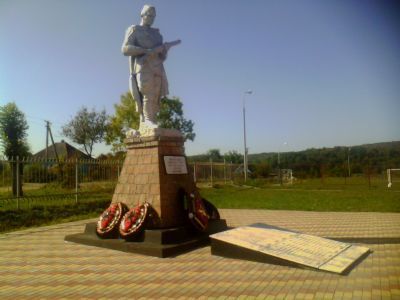 Братская могила советских воинов погибших в боях с фашистскими захватчиками