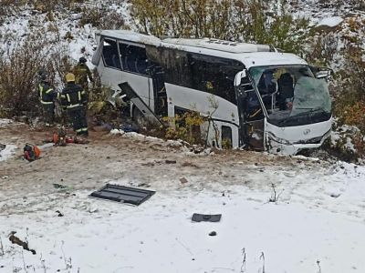 Три человека погибли и 11 пострадали при опрокидывании автобуса на трассе в Якутии