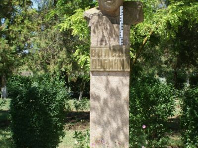 Памятник партизану Володе Дубинину (скульптор Е.И. Максименко)
